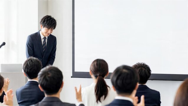プレゼン終了後に拍手を受けお辞儀する日本人男性発表者