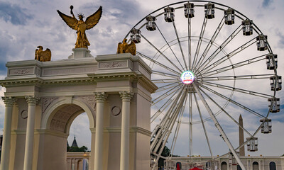 Obraz premium Patriotic arch with golden eagles. Historic patriotic arch frames Capitol. Ceremonial patriotic arch honors America. Patriotic arch marks 250th anniversary.
