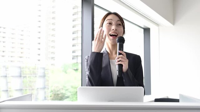 ノートパソコンを使いプレゼンテーションをする20代日本人女性