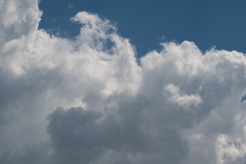 Obraz premium Dramatic cumulus clouds against blue sky