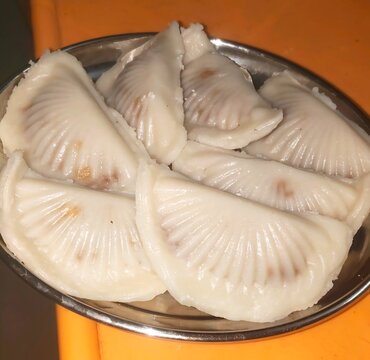 Steamed Kozhukattai Rice Dumplings Plated