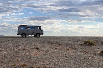 Old van on the plain in Gobi desert, Mongolia © Vedrana