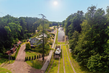 Żegluga Ostródzko-Elbląska - Rejsy statkiem po trawie. Kanał Elbląski. © Janusz Lipiński