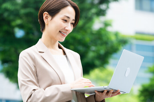 カジュアルスーツを着た若い女性　ビジネスイメージ
