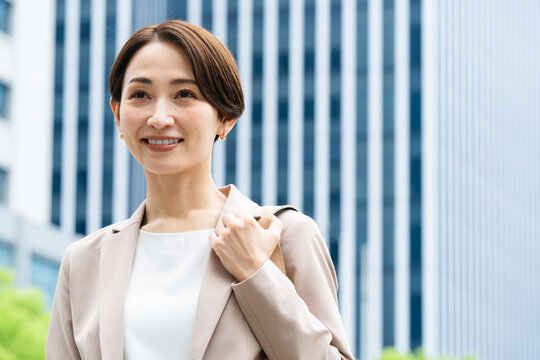 カジュアルスーツを着た若い女性　ビジネスイメージ