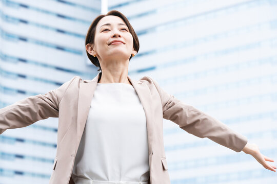 カジュアルスーツを着た若い女性　ビジネスイメージ