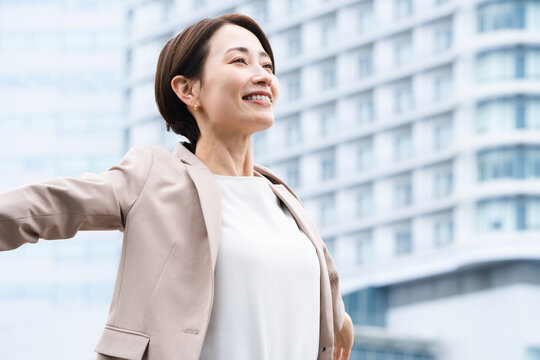 カジュアルスーツを着た若い女性　ビジネスイメージ