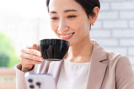カジュアルスーツを着た若い女性　ビジネスイメージ