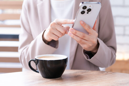 カジュアルスーツを着た若い女性　ビジネスイメージ