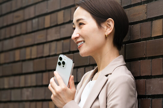 カジュアルスーツを着た若い女性　ビジネスイメージ