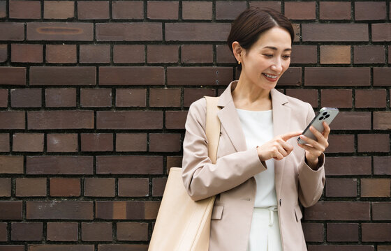 カジュアルスーツを着た若い女性　ビジネスイメージ