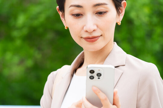 カジュアルスーツを着た若い女性　ビジネスイメージ