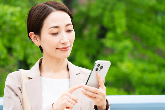 カジュアルスーツを着た若い女性　ビジネスイメージ