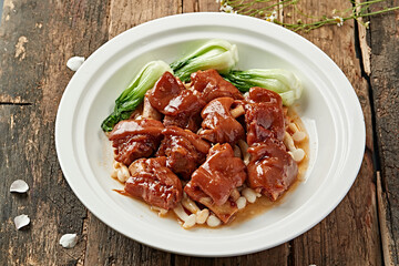 Braised pork trotters with white jade mushrooms © 徐 建亮