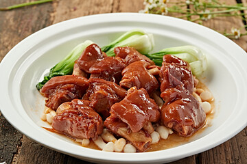Braised pork trotters with white jade mushrooms © 徐 建亮