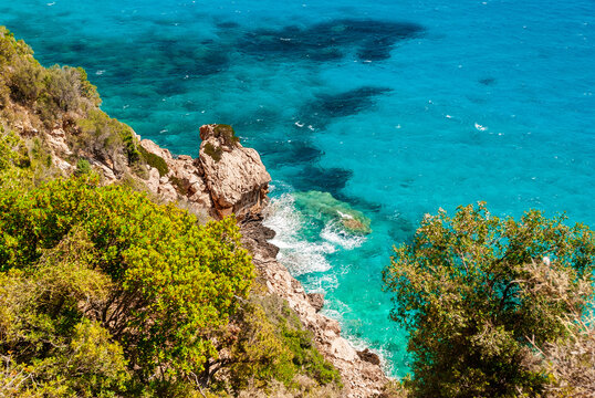 Sardegna, costa di Baunei, una delle tappe del famoso trekking del Selvaggio Blu, in Ogliastra, Italia, Europa Occidentale 