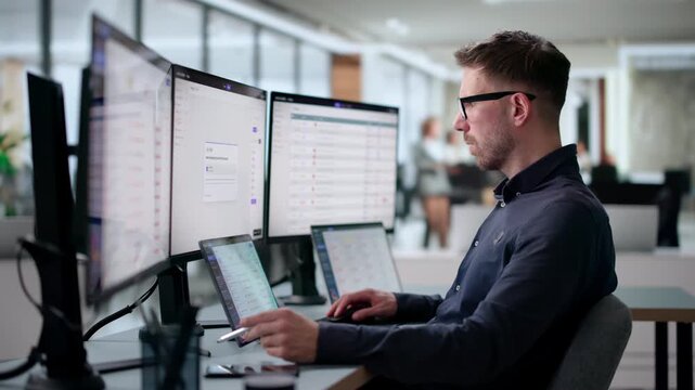 IT Support Specialist Managing Helpdesk Tickets Efficiently