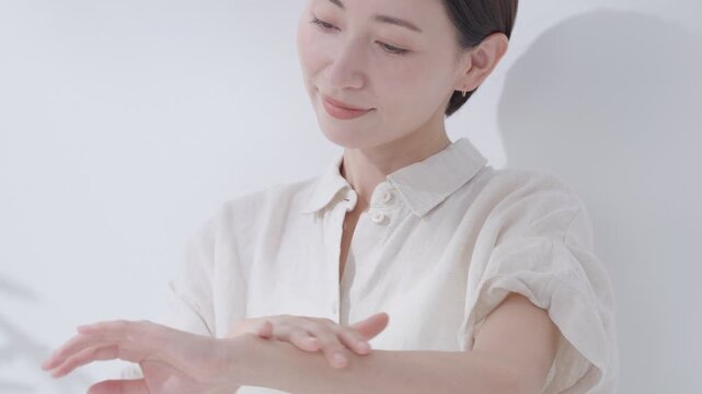 腕のスキンケアをする女性