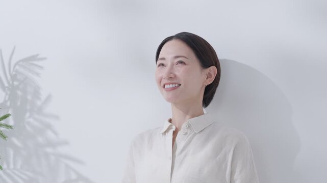 深呼吸してリラックスする女性