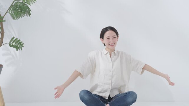 深呼吸してリラックスする女性