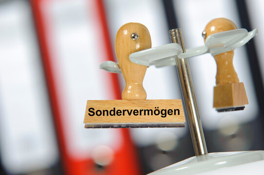 Ein Holzstempel ist beschriftet mit dem Aufdruck: Sonderverm&ouml;gen