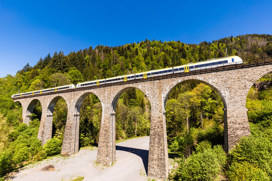 Germany, Baden-Wurttemberg, Train crossing Ravenna Bridge