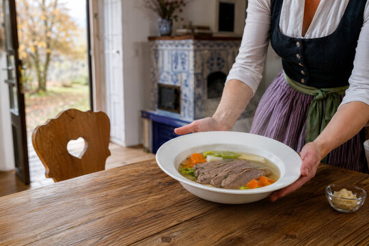 El servicio de un plato de taфельшпиц en una casa de campo en Austria