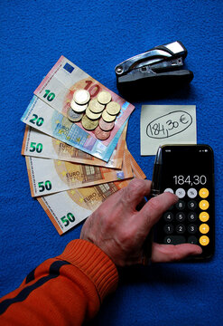 Cash, dinero en efectivo y contabilidad con calculadora m&oacute;vil y billetes de euro con post it, cuenta en tel&eacute;fono con resultado, producto y grapadora 