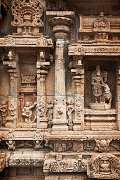 Bas reliefes in Hindu temple. Sri Ranganathaswamy Temple in Tiruchirappalli (Trichy), Tamil Nadu, India, with god