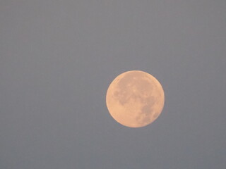 luna llena que va cambiando de tonalidades a medida que el sol avanza, Golmés, Lérida, España, Europa © Nieves