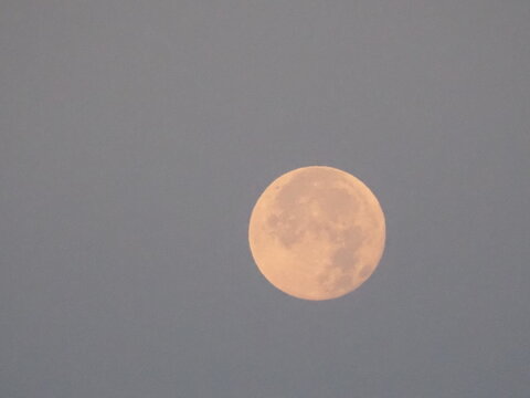 luna llena que va cambiando de tonalidades a medida que el sol avanza, Golm&eacute;s, L&eacute;rida, Espa&ntilde;a, Europa
