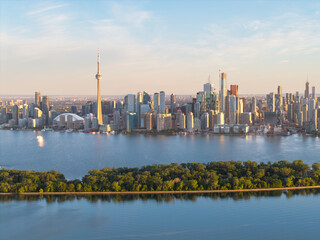 Fototapeta premium CN Tower and Toronto skyline in warm early light