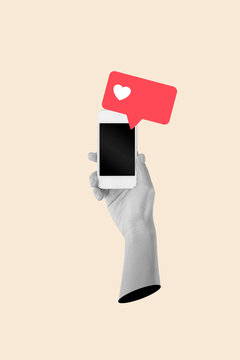 Collage de una mano de mujer sosteniendo un tel&eacute;fono junto a una burbuja de chat roja con un corazon blanco sobre un fondo beige liso y aislado. Vista de frente y de cerca. Copy space