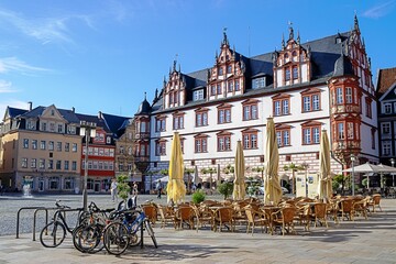Naklejka premium coburg, deutschland - marktplatz mit altem stadthaus