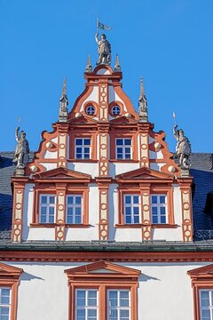 coburg, deutschland - giebel mit statuen am alten stadthaus