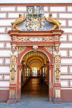 coburg, deutschland - historisches tor mit einkaufspassage am stadthaus