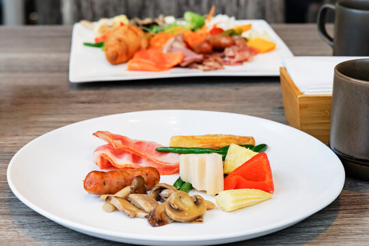 ホテルの朝食ビュッフェで並ぶ色鮮やかな料理プレート