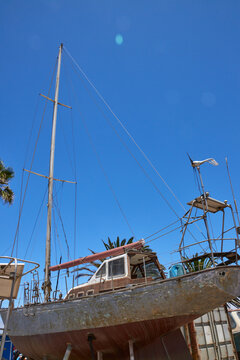 Ein Segelboot steht an Land unter blauem Himmel in Walvis Bay in der Region Erongo, Namibia.