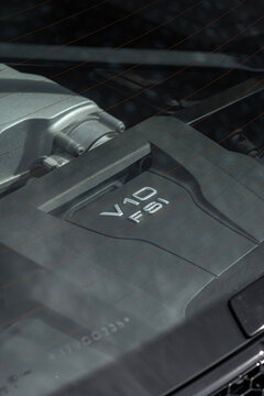 Audi R8 V10 FSI engine cover through rear glass, Mid engine supercar engine bay detail