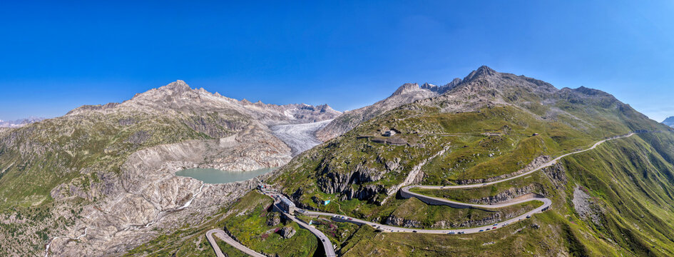 Furkapass mit Rhonegletscher und spektakul&auml;rer Passstrasse in den Schweizer Alpen, Juli 2026