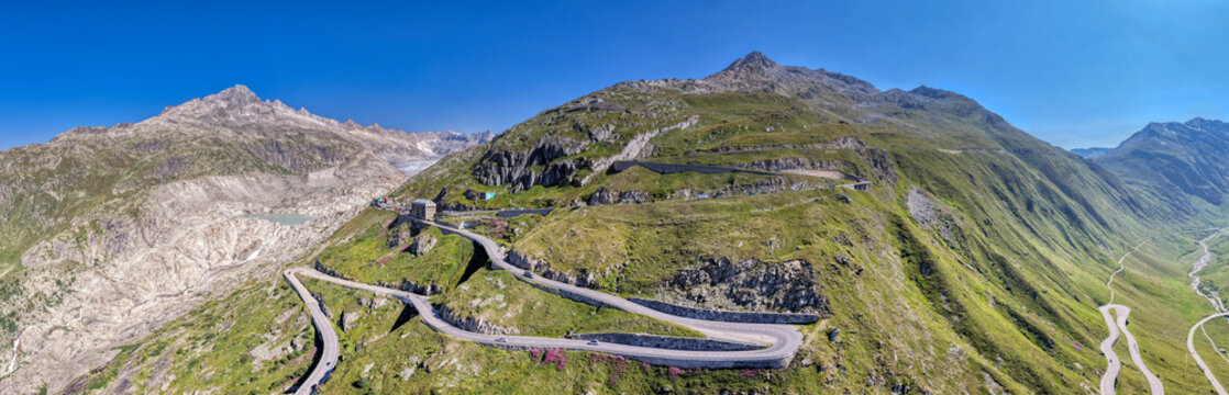 Furkapass mit Rhonegletscher und spektakul&auml;rer Passstrasse in den Schweizer Alpen, Juli 2026