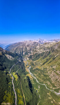Grimselpass mit spektakul&auml;rer Serpentinenstrasse und Bergtal in den Schweizer Alpen, Juli 2026