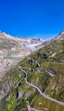 Furkapass mit Rhonegletscher und spektakul&auml;rer Passstrasse in den Schweizer Alpen, Juli 2026