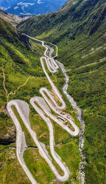 Historische Tremola-Passstrasse am Gotthard mit spektakul&auml;ren Serpentinen in den Schweizer Alpen, Juli 2026