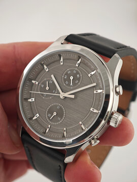Luxury Men&rsquo;s Watch with Black Leather Strap &ndash; Business Class Elegance. Elegant analog wristwatch with a polished silver case, deep black dial, and fine black leather strap