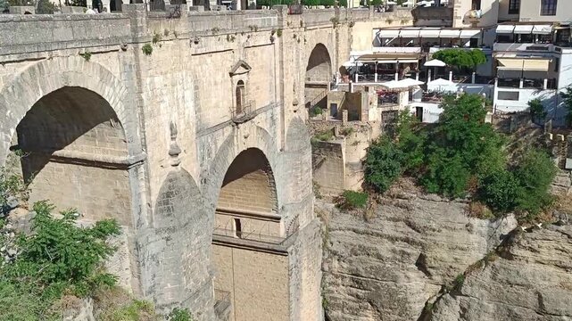 Detalle arcos y arquitectura del puente de piedra en la ciudad de Ronda, Espa&ntilde;a