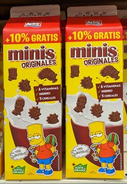 Coloridas cajas de galletas Minis de Arluy con publicidad de The Simpsons con la imagen de Bart Simpson, en la estanter&iacute;a de supermercado Carrefour de Madrid, Espa&ntilde;a, 27 de mayo de 2026