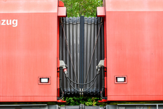 &Uuml;bergangsbalg zwischen zwei roten Kranzug-Waggons mit Kabelverbindung