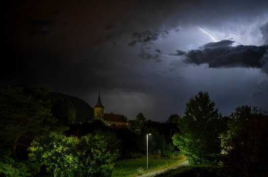 Orage sur Le Landeron, village du canton de Neuch&acirc;tel en Suisse