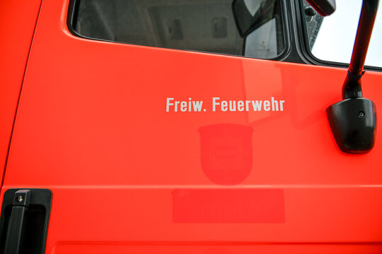 Beifahrert&uuml;r eines ausrangierten Feuerwehrautos mit Schriftzug "Freiw. Feuerwehr"